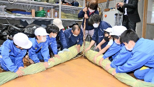 力を合わせて縄をより合わせる児童たち＝島根県飯南町花栗