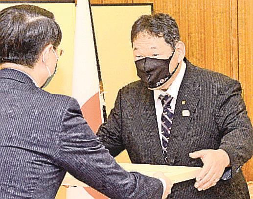 平井伸治知事（左）から賞状を受け取る伊田武志会長＝鳥取市東町１丁目、知事公邸