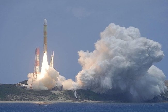 地球観測衛星「だいち４号」を載せ、鹿児島県の種子島宇宙センターから打ち上げられるＨ３ロケット３号機。大型衛星の打ち上げ成功で今後の本格運用に弾みがついた＝１日午後０時６分