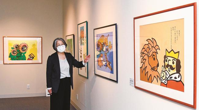 和歌山静子さんの作品を紹介する千葉潮館長＝安来市広瀬町布部、加納美術館