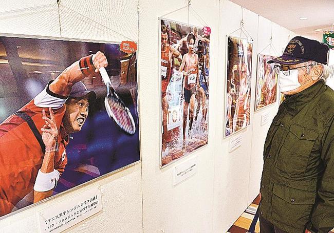 東京五輪・パラリンピックに出場した山陰ゆかりの選手の写真が並ぶ会場＝松江市東朝日町、イオン松江ショッピングセンター