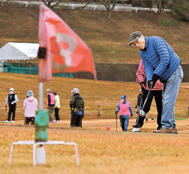 グラウンドゴルフを楽しむ参加者=益田市美都町笹倉、ひだまりパークみと