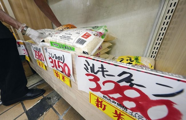 東京都墨田区のスーパーに並ぶ新米。５キロ３千円台が目立った＝１３日午後