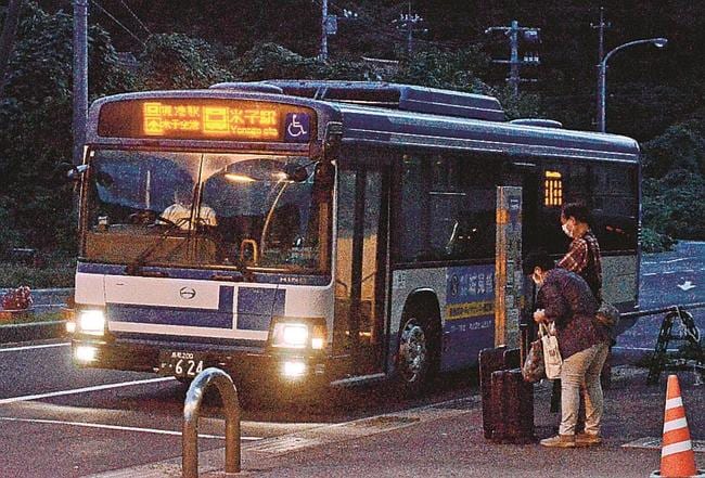 隠岐汽船到着に合わせて日ノ丸自動車が運行する接続バス＝松江市美保関町七類、七類港
