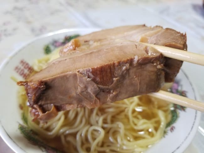 ラーメン悟空の自販機で買える、厚さ３センチの極厚チャーシューが入った牛骨ラーメン