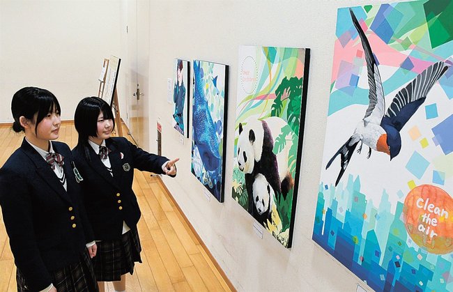 卒業制作展の作品を鑑賞する生徒＝出雲市浜町、出雲文化伝承館縁結び交流館