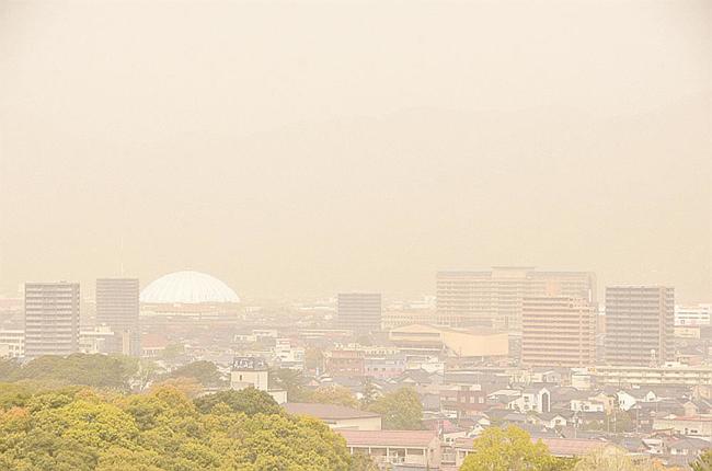 黄砂で市街地や北山の尾根がかすむ出雲市内＝午前１０時４２分