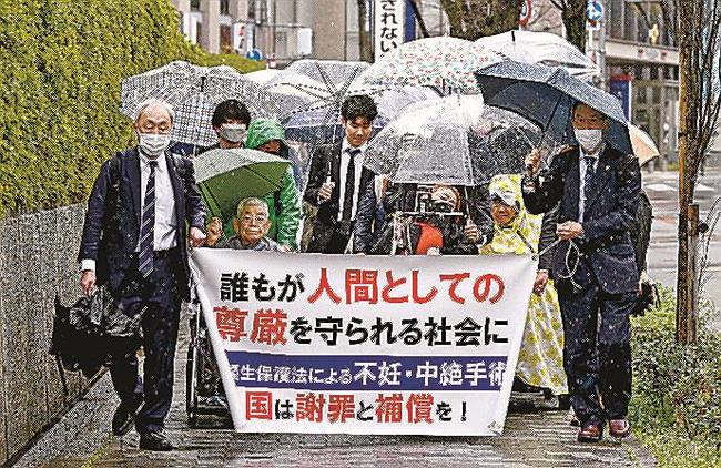 旧優生保護法下の不妊手術を巡る訴訟の控訴審判決に向かう原告ら。大阪高裁は旧法を違憲と判断し、国に総額４９５０万円の賠償を命じた＝３月２３日、大阪市内