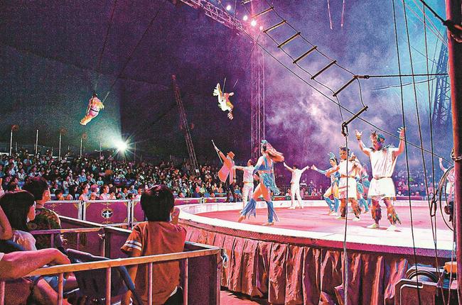 ポップサーカス松江公演のオープニングで観客を楽しませるパフォーマー＝松江市学園南１丁目、旧県立プール跡地特設大テント