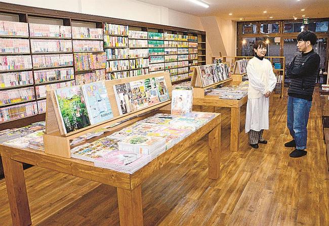 リニューアルした書店を使ったイベントを計画する小村将史さん（右）と優衣さん＝出雲市平田町、小村書店