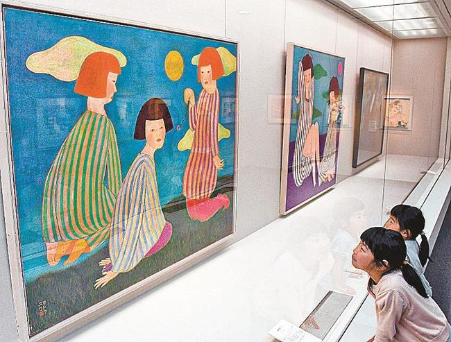 クレパス画の大作「催眠術ごっこ」を見る来場者＝鳥取県日南町霞、町美術館