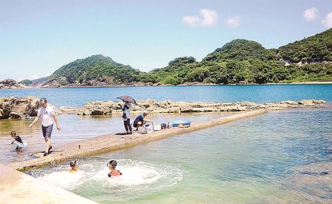 開設中の大芦海水浴場で遊ぶ家族＝松江市島根町大芦