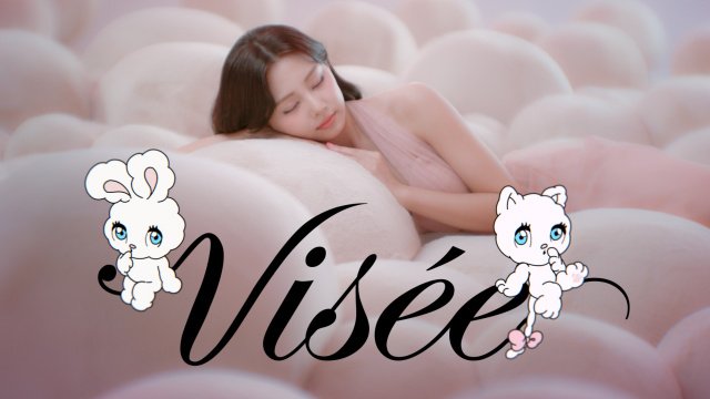 TWICE・ツウィ、ピンクの空間で夢を見ているような艶やかな表情 「foxy