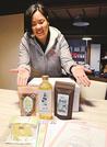 「Ｈａｐｐｙ　プレママＢＯＸ」を紹介する高木奈美さん＝雲南市内