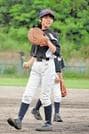 主将としてチームをけん引する保名彩果さん＝島根県美郷町久保、同町ふれあい広場野球場