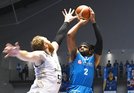 【第５２戦・島根－琉球】第３クオーター、島根のペリン・ビュフォード（右）がシュートを決め、４８ー５７とする＝松江市総合体育館