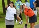 カメラに向かってピースをする選手＝大山平原ゴルフクラブ