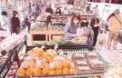 地元産の農産物や特産品を買い求める人たち＝大田市仁摩町大国、道の駅ごいせ仁摩