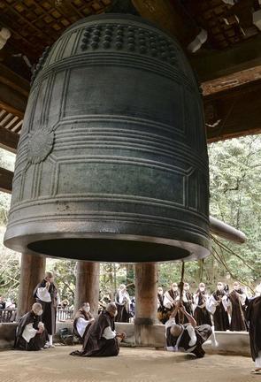京都市東山区の知恩院で、大みそかの本番を前に行われた除夜の鐘の試し突き＝２０２１年１２月２７日