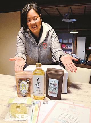 「Ｈａｐｐｙ　プレママＢＯＸ」を紹介する高木奈美さん＝雲南市内