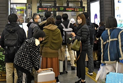 帰省客で込み合う駅の改札前=松江市朝日町、JR松江駅