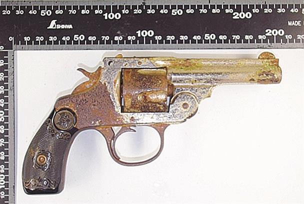 見つかった拳銃のようなもの（鳥取県警提供）