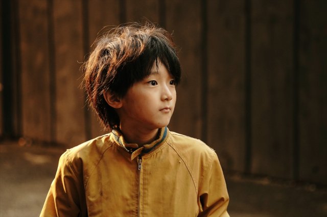 映画『盤上の向日葵』（公開中）坂口健太郎演じる主人公の幼少期を演じた小野桜介 （C）2025映画「盤上の向日葵」製作委員会