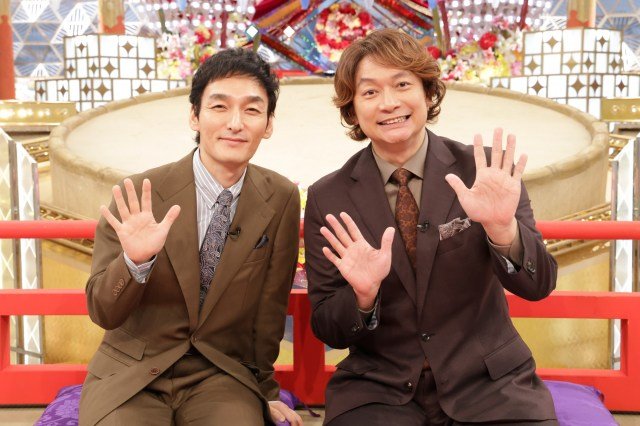 11月28日放送『大相撲フードバトル ～2025冬の陣～』で共演する（左から）草なぎ剛、香取慎吾 （C）フジテレビ