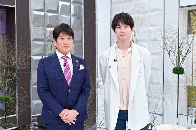 11月2日『日曜日の初耳学』に出演する（左から）林修、坂口健太郎（C）MBS