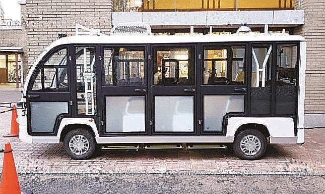 人と接触する事故を起こした、遠隔操作で運転していた小型バス＝１６日午後４時３０分ごろ、静岡県伊東市（県提供）