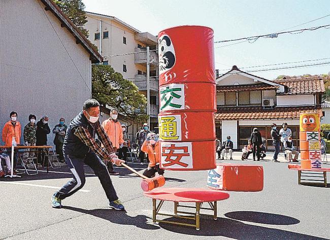 だるま落としに挑む参加者＝雲南市木次町木次、八日市交流センター