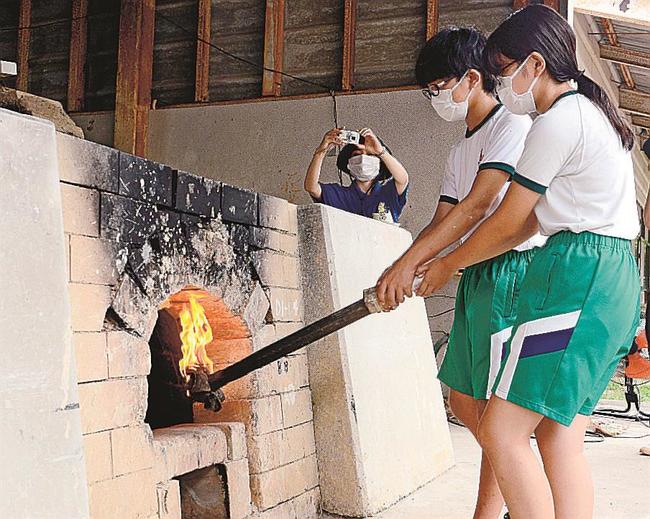 登り窯に火を入れる生徒=大田市水上町、市立第三中学校