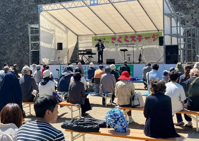 国宝松江城お城まつりでの特別ライブの様子＝４月９日、松江市殿町、松江城山公園（エフエム山陰提供）