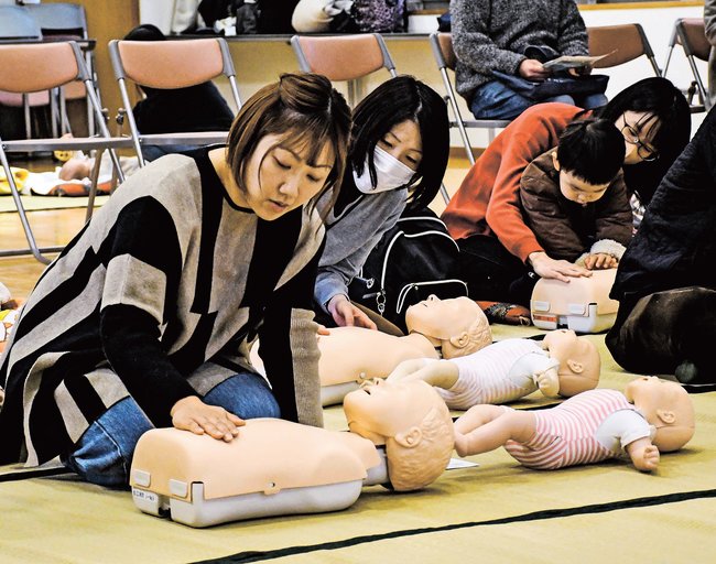 乳幼児の救命方法について確認する参加者＝松江市東津田町、津田公民館