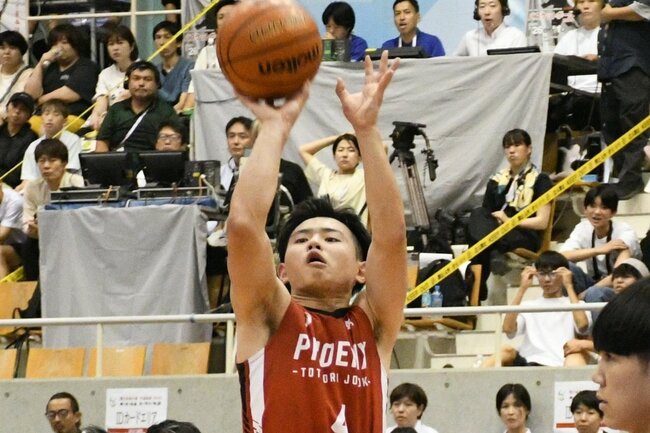 【バスケットボール男子決勝・鳥取城北ー八王子学園八王子】第２クォーター、鳥取城北の新美鯉星がシュートを決め、２３ー２０と突き放す＝ジップアリーナ岡山