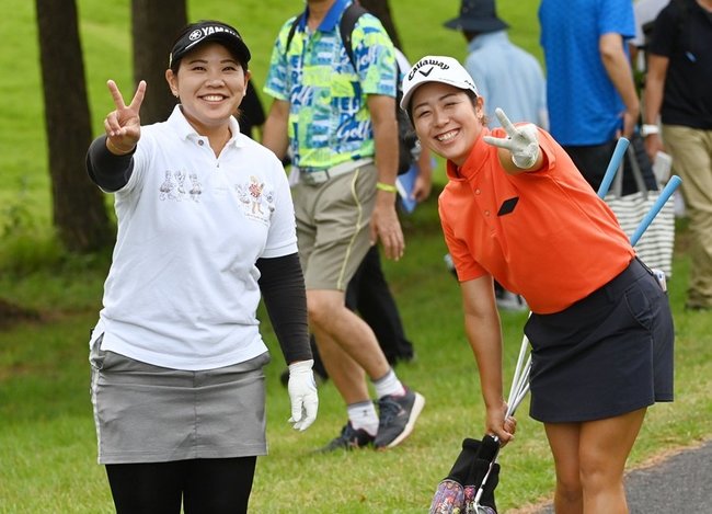カメラに向かってピースをする選手＝大山平原ゴルフクラブ