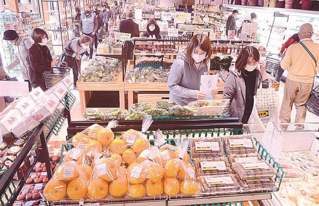 地元産の農産物や特産品を買い求める人たち＝大田市仁摩町大国、道の駅ごいせ仁摩