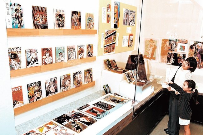 作品を見る関係者＝出雲市平田町、平田本陣記念館