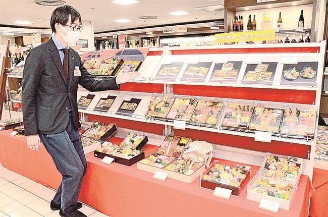 高価格帯の商品見本が並ぶＪＵ米子高島屋のおせちコーナー＝米子市角盤町１丁目