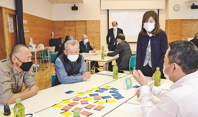 カードに記載されている質問に従って家の悩みなどを共有する参加者