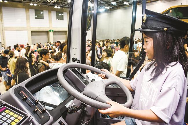 バスの運転手になりきる子ども＝松江市学園南１丁目、くにびきメッセ