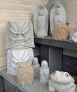 岡本さんが意欲的に創作するカエルやフクロウなど置物の作品＝松江市末次町