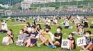 三浦龍司選手が東京五輪出場を決め、喜ぶパブリックビューイングの来場者＝浜田市黒川町、市野球場