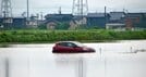 浸水し動けなくなった車＝８日午前11時58分、出雲市大社町遥堪