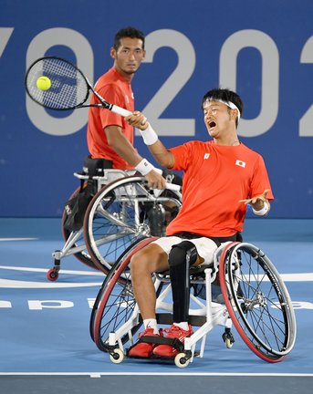 男子ダブルス１回戦　プレーする荒井（奥）、三木組＝有明テニスの森公園