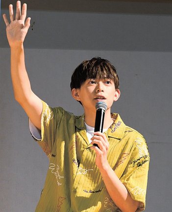 会場とやりとりしながら謎解きを出題する松丸亮吾さん＝松江市学園南１丁目、くにびきメッセ