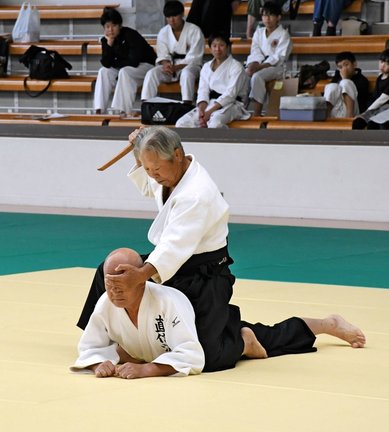 直信流柔道を披露する演武者＝松江市内中原町、島根県立武道館