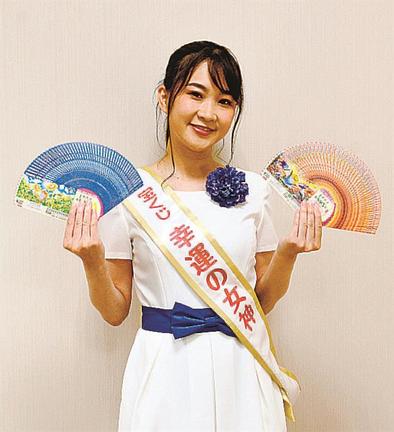 「夢を買ってワクワクして」と話す小林由佳さん＝松江市殿町、山陰中央新報社