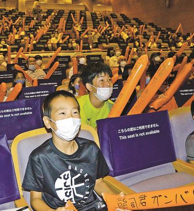 陸上3000メートル障害予選に出場した三浦龍司選手に声援を送る子どもたち=浜田市黒川町、石央文化ホール