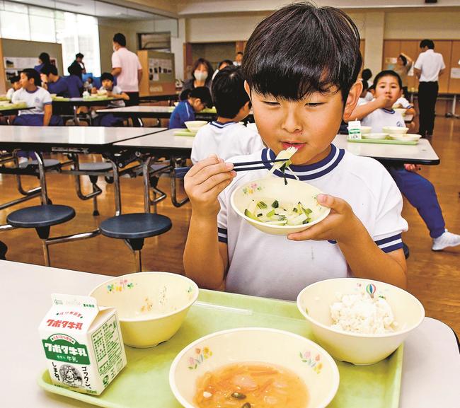 吉賀町産の有機野菜がたっぷり入った給食を味わう児童＝島根県吉賀町六日市、六日市小中学校ランチルーム